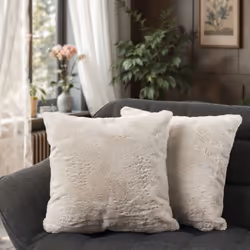Avec leur toucher d’une douceur incroyable, ces housses de coussin actuelles transformeront votre pièce préférée en une oasis ...