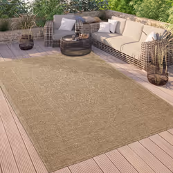 Inspirée du riche héritage des tapis orientaux, cette collection de tapis d'extérieur présente des motifs détaillés et artist ...