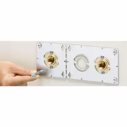 Le BAU KIT de REHAU est une plaque de fixation de robinetterie pour cloisons creuses et isolées qui permet de raccorder douch ...