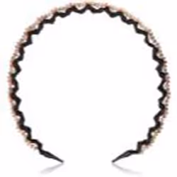 L’accessoire pour cheveux invisibobble Hairhalo Rosie Fortescue complète parfaitement votre coiffure.
