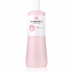 Une manière rapide et efficace de faire une coloration consiste à utiliser le flacon applicateur. Le révélateur Wella Profess ...