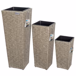 Description générale Ce set de 3 pots de fleurs en polyrotin est idéal pour embellir vos espaces, que ce soit dans le jardin, ...