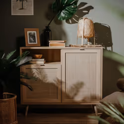 Cette charmante commode Bali 01A de la marque Finori est spécialement conçue avec un espace de stockage suffisant pour garder ...
