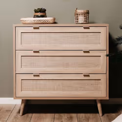 Description générale Cette charmante commode Bali 01A de la marque Finori est spécialement conçue pour offrir un espace de st ...