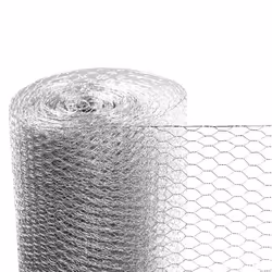 Ce grillage galvanisé à mailles hexagonales est particulièrement robuste. Le treillis métallique a une maille de 25 mm. Il pe ...