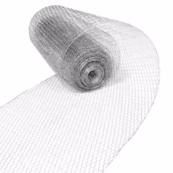 Ce grillage galvanisé à mailles hexagonales est particulièrement robuste. Le treillis métallique a une maille de 25 mm. Il pe ...