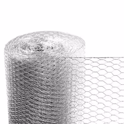 Ce grillage galvanisé à mailles hexagonales est particulièrement robuste. Le treillis métallique a une maille de 25 mm. Il pe ...