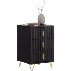 Description générale Cette table moderne, avec ses poignées en métal doré et ses plateaux blancs, apporte une touche aérée et ...