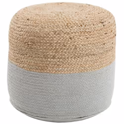 Repose-pieds. Ce joli pouf gris clair, rond et tricoté en gros fils de coton et de jute, constitue un accessoire décoratif de ...