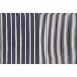 Tapis d'extérieur au motif à rayures bleu foncé et blanches . Ce tapis d'intérieur et d'extérieur constitue un magnifique déc ...