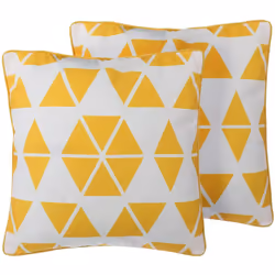 2 coussins décoratifs blancs avec motif triangles jaunes. Apportez une touche de gaieté à votre intérieur ! Avec ces coussins ...