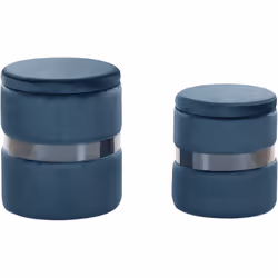 2 poufs coffres de rangement en velours bleu avec ceinture argentée. Cet ensemble de 2 pièces ajoute une touche élégante à vo ...