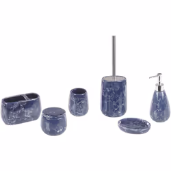Lot pratique d'accessoires de salle de bain en céramique effet marbre bleu. Une salle de bains design, mais mal organisée per ...