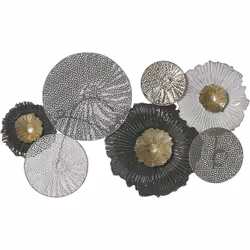 Décoration murale métallique argentée avec platformes à fleurs. Cette décoration murale de forme unique en métal est un ajout ...