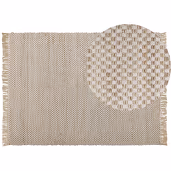 Tapis en jute et coton beige avec frange et motif carreaux. La fabrication grande qualité de ce tapis à poils ras le rend trè ...