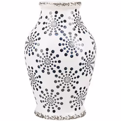 Vase à fleurs déco en céramique blanche à motif bleu marine. Placez vos fleurs fraîches préférées dans ce superbe vase d'insp ...
