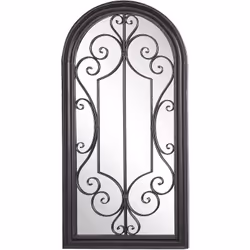 Miroir à suspendre en forme de fenêtre. Le cadre incurvé et la couleur universelle font de ce miroir un objet de décoration e ...