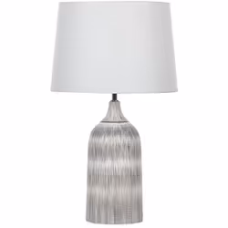 Lampe de chevet classique. Cette lampe de table de style classique se compose d'une base solide en céramique et d'un abat-jou ...