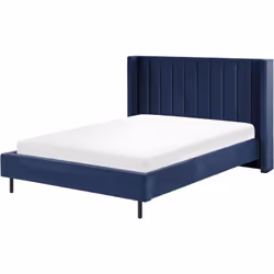 Lit deux places. Un lit élégant au design contemporain, doté d'une tête de lit haute. La forme rectangulaire du lit semble tr ...