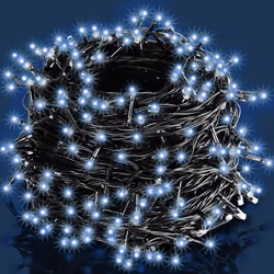 Cette guirlande lumineuse décorative amène une ambiance hivernale à votre extérieur. Vous avez le choix entre 8 fonctions d'i ...