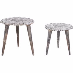 Deux bouts de canapé à plateau sculpté. Cet ensemble de deux tables d'appoint est le complément idéal de tout intérieur rusti ...