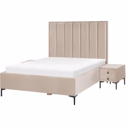Lit double avec coffre et tables de nuit. Cet ensemble de mobilier de chambre à coucher composé d'un lit et de deux tables de ...