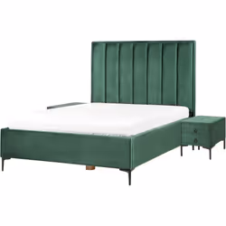 Lit double avec coffre et tables de nuit. Cet ensemble de mobilier de chambre à coucher composé d'un lit et de deux tables de ...
