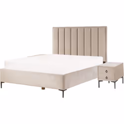 Lit double avec coffre et tables de nuit. Cet ensemble de mobilier de chambre à coucher composé d'un lit et de deux tables de ...