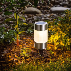 Petite mais efficace : la lampe solaire Puc Light Près du sol, la lampe solaire Puc Light et sa LED blanc chaud placent des a ...