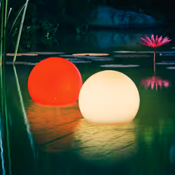 Boules lumineuses solaires flottantes de taille compacte "Multi Color". Installées dans le jardin ou flottant dans l'étang :  ...