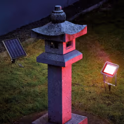 Découvrez les caractéristiques de l'article projecteur solaire Pro RVB Voici un projecteur solaire couleur changeante ou fixe ...