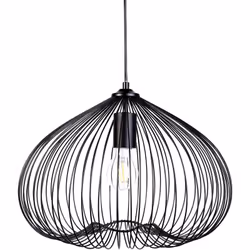 Lampe suspension avec abat-jour ovale moderne en métal noir. Le caractère moderne de la lampe est souligné par des fines entr ...