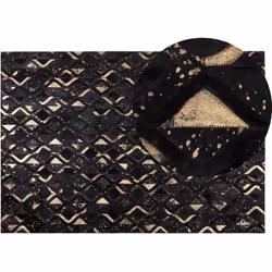 Tapis fait à la main en cuir noir et beige. Le tapis en cuir rectangulaire n'attire pas seulement les regards avec ses motifs ...