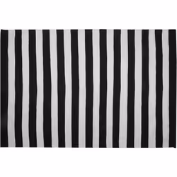 Tapis d'extérieur moderne au motif rayure noire et blanche. Ce tapis d'extérieur apportera de la modernité à tout espace plei ...