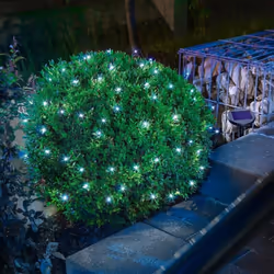 Voici une belle guirlande solaire de 60 leds blanc froid, autonome et facile à installer, pour créer une ambiance et décorati ...