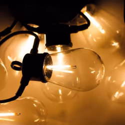Avec cette guirlande lumineuse look rétro , composée de 10 ampoules à filament led, vous créerez une belle ambiance d'une lum ...