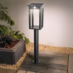 Sauveur dans la nuit noire - la borne lumineuse Termoli, à énergie solaire Telle une lanterne classique dans un habillage mod ...
