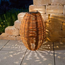 Lampe solaire Victoria 60 aspect rotin Une reine en matière de design et de lumière ! Non seulement elle est élégante, mais e ...