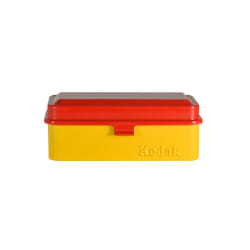 KODAK Film Case (120/135) - Boîtier Compact en Acier pour 8 Rouleaux de Film 120 ou 10 Rouleaux de Film 135, Capot Amovible, Finition Mate, Design Moderne, Protection Poussière et Humidité - Rouge