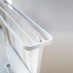 Yamazaki - Porte-serviettes de bain L65 cm - TOWER - Blanc