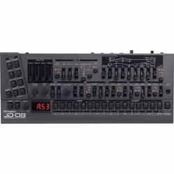 Roland JD-08, Synthétiseur digital, Choeur, Délai, Echo, Overdrive, Phaser, Rouge, Noir, Batterie, USB, AA