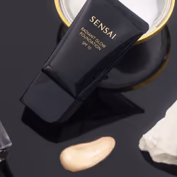 Sensai Radiant Glow Foundation SPF10 30 ml Tube Crème RG202 Ochre Beige - Vue supplémentaire 3