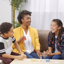Hasbro Gaming Taboo Enfants Contre Parents - Jeu De Societe De Réflexion - Vue supplémentaire 4