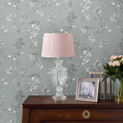 Cette nouvelle version de la gamme de papiers peints Elderwood de Laura Ashley est disponible en ligne. La netteté du dessin  ...