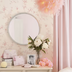 Le style intemporel du papier peint Oriental Blossom, dans les tons blanc cassé et rose tendre, crée un look tout en douceur ...
