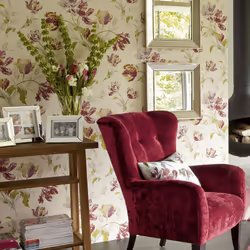 Décorez vos murs avec ce papier peint sublime au motif d'une envolée de tulipes sauvages dans des tons harmonieux de rouge po ...
