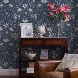Voici un papier peint d'une splendeur sophistiquée, au motif de fleurs blanches stylisées et de feuillage tourbillonnant, dan ...