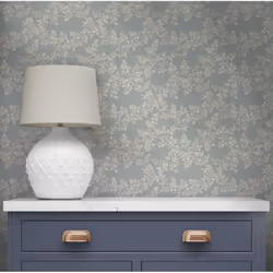 Décorez vos murs avec ce papier peint au motif d'un treillis végétal de coloris clairs sur un fond bleu pastel. Caractéristiq ...