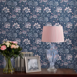 Décorez vos murs avec ce papier peint floral de style jacobin, qui réactualise un classique de la collection Laura Ashley. Un ...