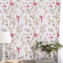 Le papier peint romantique Summer Palace met en scène des oiseaux, des papillons et des fleurs multicolores à dominante rose ...